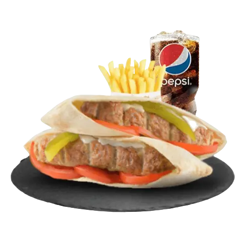 وجبة ساندويتش كباب دجاج مشوي على الفحم وبطاطس وطحينة في خبز عربي مع بطاطس و مشروب